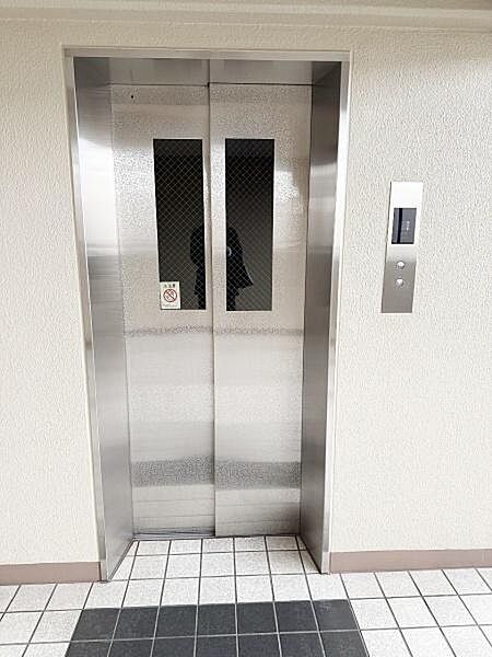 清潔感のあるエントランスに設置されたエレベーターは使いやすいデザインです。ステンレス仕上げでお手入れも簡単です。フロアのタイルも落ち着いた雰囲気です。来客時にも安心してご利用いただけます。