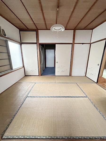 【一部AIによるモノ消し済み】落ち着いた雰囲気の和室です。畳張りの床が特徴的で伝統的な空間が広がります。開放感のある窓から自然光が入ります。和室本来の魅力を感じられる一部屋です。