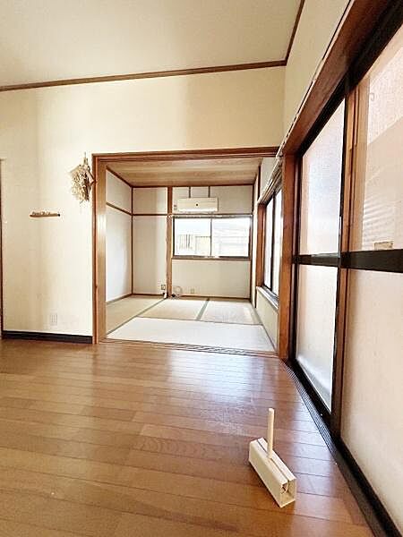 リビングと和室が続き間となっており広がりを感じる空間です。大きな窓からやわらかな光が入ります。木目調のフローリングが温かみを添えています。畳とフローリングの両方の良さを感じられるお部屋です。