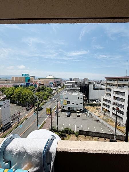 バルコニーからの眺望が開けており遠くまで見渡せる景色が魅力です。道路や商業施設が近く利便性を感じられる立地となっています。日差しも十分に入り自然光が空間を明るくしています。