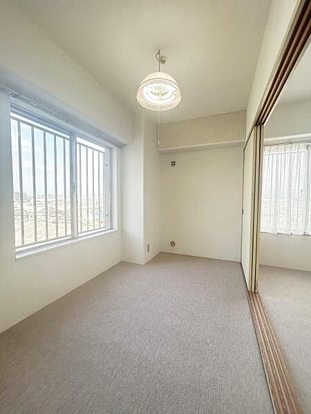 明るい日差しが差し込む子供部屋です。シンプルな内装でお好みにアレンジしやすい空間です。大きな窓から景色を楽しめます。