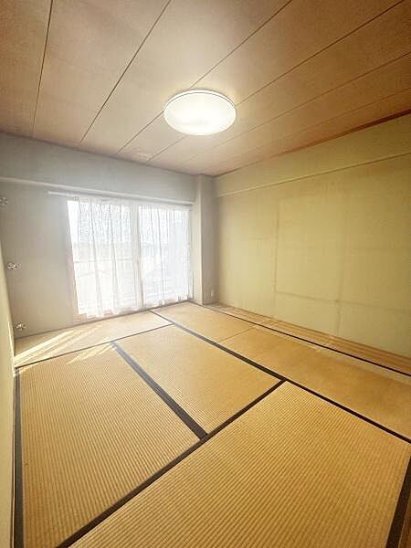 和室ならではの落ち着いた雰囲気が感じられる空間です。南向きの窓から光がしっかりと差し込み明るさが広がります。畳の温もりを感じられるゆったりとした間取りです。シンプルな内装でアレンジもしやすい印象です。
