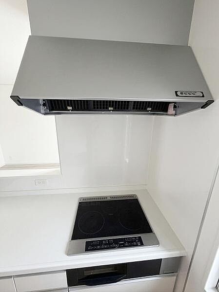 【一部AIモノ消し済み・実際の室内状況優先】キッチンには使いやすいIHクッキングヒーターが設置されています。フラットな天板はお手入れが簡単です。操作パネルも見やすく毎日のお料理に便利です。