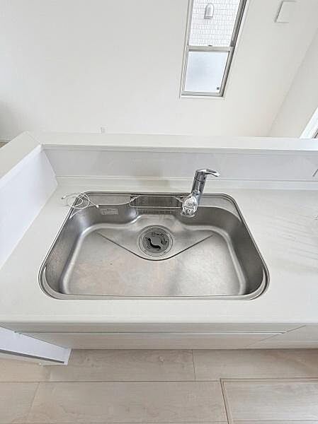 【一部AIモノ消し済み・実際の室内状況優先】シンプルなデザインのキッチンシンクが特徴です。広々としたスペースで作業がしやすい構造です。ステンレス素材は清潔感がありお手入れもしやすいです。