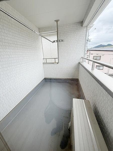 【一部AIモノ消し済み・実際の室内状況優先】開放感のあるバルコニーは空間が広く感じられます。白を基調とした壁面が明るい印象を与えます。手すり部分はしっかりとした造りです。