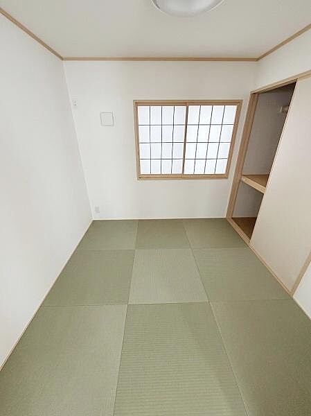 【一部AIモノ消し済み・実際の室内状況優先】障子からやわらかな光が差し込む和室です。収納スペースもしっかり確保されています。すっきりとした内装が特徴です。落ち着いた雰囲気の中で過ごせます。