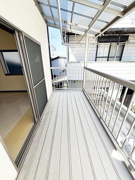 屋根付きのバルコニーは天候に左右されずに利用できます。室内からのアクセスも良好です。通風や採光も確保しやすい設計です。掃除のしやすい床材が使われています。フェンスがしっかりしているので安心です。
