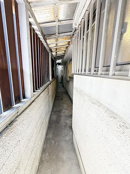 屋根付きの通路となっており天候に左右されずに移動できます。両側のフェンスでプライバシーにも配慮されています。奥まで見通せる設計で安心感があります。建物へのアクセスがしやすい造りです。