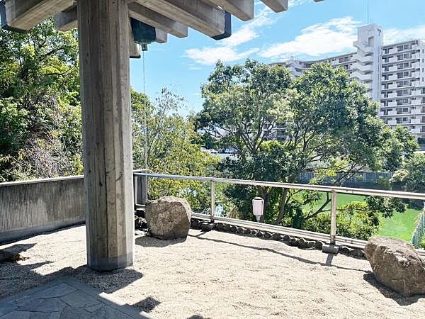 広々としたバルコニーからは豊かな緑と街並みを眺めることができます。日当たりが良く開放感あふれる空間です。コンクリートの柱や手すりがモダンな印象を演出しています。