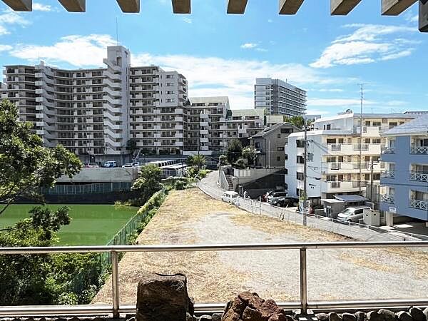 現地からは開放感のある広々とした景色を望めます。青空と緑が調和し晴れた日にはより一層明るい印象です。視界が抜けているので日の光も入りやすいです。