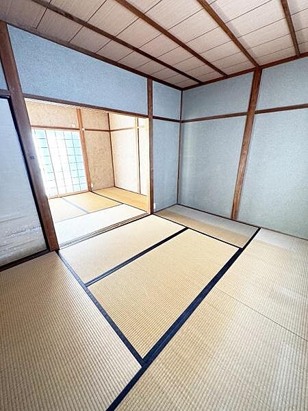 落ち着いた雰囲気の和室です。広々とした空間が広がりどなたでも使いやすい造りです。畳の質感も感じられます。障子から自然光が入るため明るさも十分です。