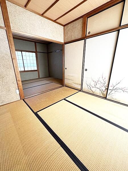 障子や襖が特徴的な和室です。畳の空間が広がり落ち着いた印象を与えます。和のテイストがお好きな方におすすめできるスペースです。光が入りやすい配置もポイントです。