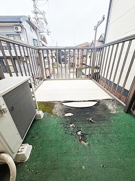 【一部AIモノ消し済み・実際の室内状況優先】開放感のあるバルコニーは通風や採光に優れています。周囲の建物とも程よい距離感が保たれています。