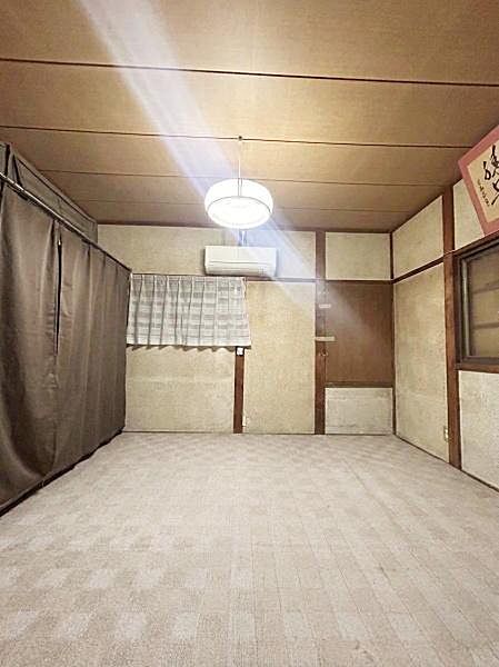 【一部AIモノ消し済み・実際の室内状況優先】天井までしっかりとした高さが確保されていて圧迫感の少ないお部屋です。