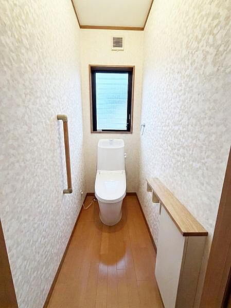 【一部AIモノ消し済み・実際の室内状況優先】窓があるため換気がしやすいトイレです。手すり付きで安心してご使用いただけます。シンプルな内装でお手入れもしやすそうです。
