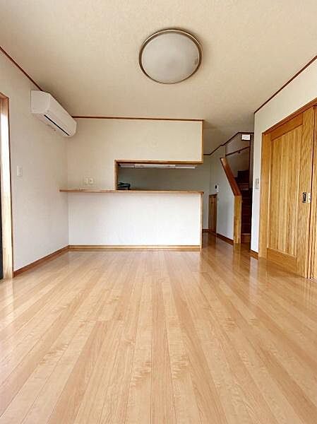 【一部AIモノ消し済み・実際の室内状況優先】広々とした空間が魅力のリビングです。明るいフローリングが開放感を引き立てます。清潔感のある内装が印象的です。窓から自然光がしっかりと差し込みます。