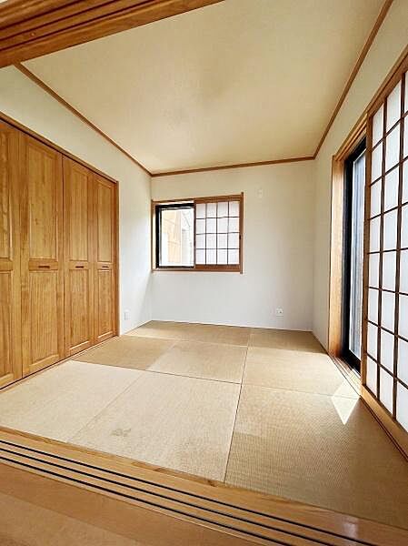 障子から差し込む自然光が優しい印象を与えます。落ち着いた木目の建具が温かみを感じさせます。収納スペースも充実しておりすっきりとした空間を保ちやすい和室です。畳の風合いが心を落ち着かせてくれます。