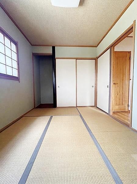 和の雰囲気が漂う畳敷きの和室です。障子窓から優しい光が差し込み落ち着きのある空間を演出します。収納スペースも充実しておりすっきりと使えます。シンプルな内装で幅広い用途に活用できます。