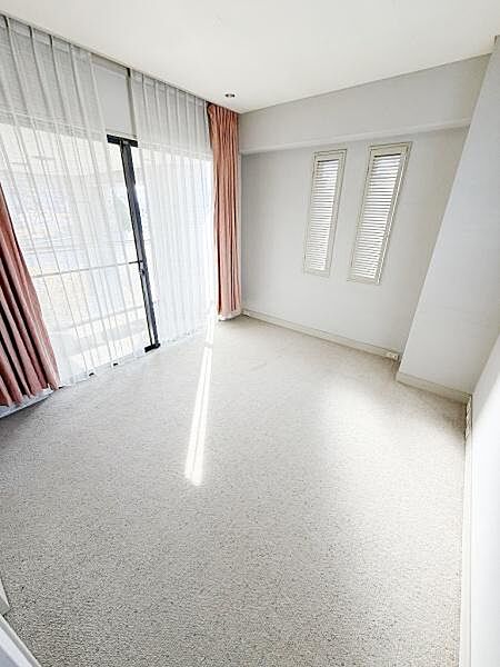 子供部屋にもおすすめの空間です。落ち着いた色味のカーペットが使われています。シンプルな構造でお好みに合わせてレイアウトもしやすく、二つの小窓もアクセントになっています。
