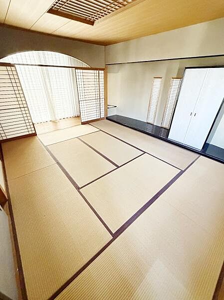落ち着いた雰囲気で使い勝手の良い広さとなっています。障子やふすまが空間に奥行きを感じさせます。天井や畳の質感も上品な一部屋です。