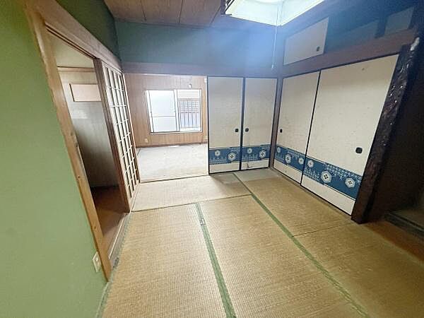 和室ならではの落ち着いた雰囲気が感じられます。ふすまや畳がきれいに整っています。障子から光が差し込む空間です。収納スペースも充実しています。和の魅力を感じる一室です。