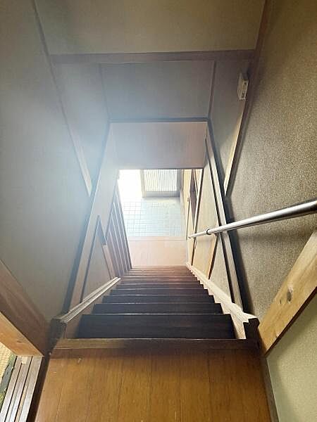手すりが設置されており昇降時のサポートに役立ちます。自然光がほどよく差し込む空間で明るさも確保されています。