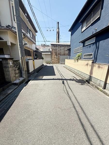 周囲は住宅が並び落ち着いた雰囲気が広がっています。陽当たりの良い現地写真が確認できます。