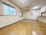 リビング/ダイニング：大きな窓から自然光が差し込むリビングです。フローリングと畳コーナーがあり多用途に活用できます。空間にゆとりがあり家具の配置がしやすい造りです。キッチンとのつながりもあり動線がスムーズです。