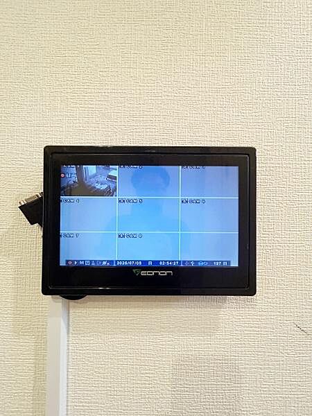 防犯カメラレコーダータブレット。セキュリティ設備が備わっています。シンプルなデザインのモニターが壁に設置されております。設置位置もすっきりと収まり操作も見やすそうです。