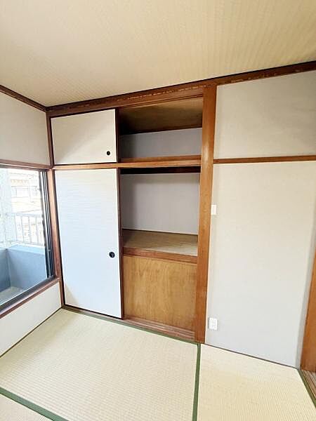 和室に馴染む収納スペースが設けられています。大きめの荷物にも対応できる造りです。押入の内部も奥行きがあり使い勝手の良さが感じられます。整理整頓しやすい場所です。