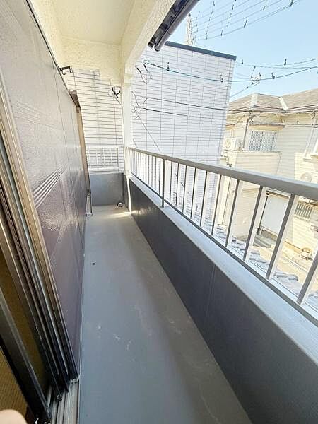 バルコニーは奥行きがありさまざまな用途に利用しやすいスペースです。しっかりとした手すりが設置されており安心感があります。日当たりが良好で風通しも良さそうです。