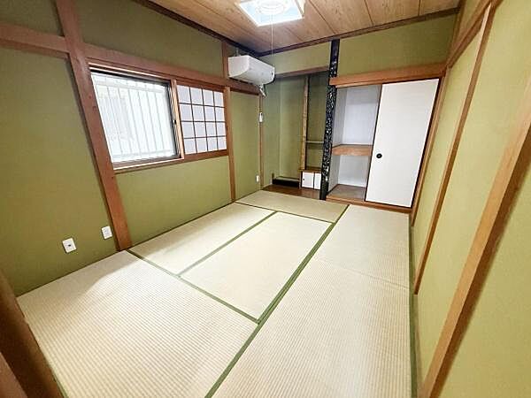 心地よい落ち着きを感じる、1階和室。障子から自然光が入り明るい空間です。エアコン付きで季節を問わず快適に過ごせます。収納スペースも確保されています。