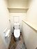 トイレ：トイレには快適な温水洗浄便座付。清潔感のある内装で落ち着いた雰囲気のトイレです。