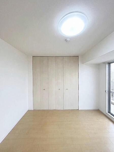 明るい洋室はシンプルな内装で使いやすい空間です。クローゼット付きで収納も確保されています。窓が大きく採光も良いです。