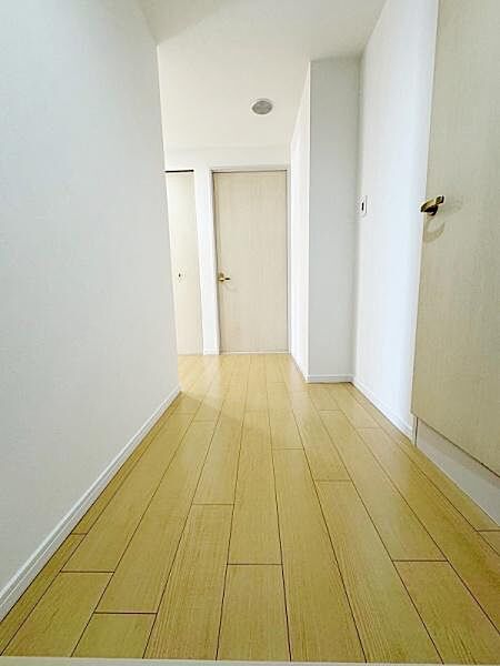 明るい色合いのフローリングが魅力的な廊下です。壁や建具もホワイトで統一されており全体的に清潔感があります