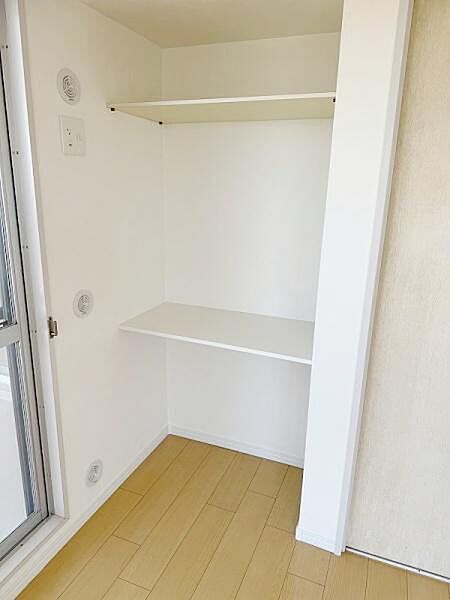 棚が設置されており整理しやすい設計
