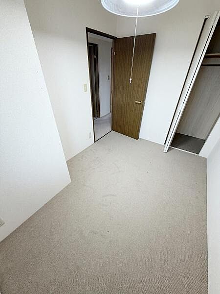 子供部屋にも嬉しい全居室収納スペースあり。クローゼットが備わっており収納スペースもしっかり確保されています。すっきりとした空間でお手入れしやすいのが特徴です。