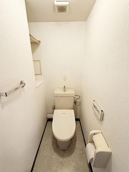 【一部AIモノ消し済み・実際の室内状況優先】清潔感のあるトイレ空間です。温水洗浄便座が備わっており使い勝手が良好です。