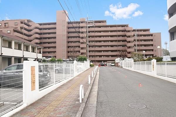 たっぷりの陽光に包まれる明るい住まい。周囲は広々とした道路と歩道で見通しの良い環境です。建物はしっかりとした造りで安心感があります。