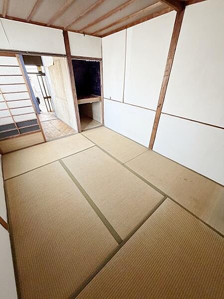 1階和室、伝統的な和室ならではのシンプルな空間が広がっています。木の梁や畳の香りが感じられる落ち着いた雰囲気です。障子越しの光がやわらかく差し込むのも特徴的です。収納スペースも備わっています。
