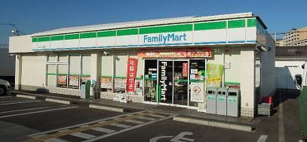 ファミリーマート吉井町二丁目店まで300m