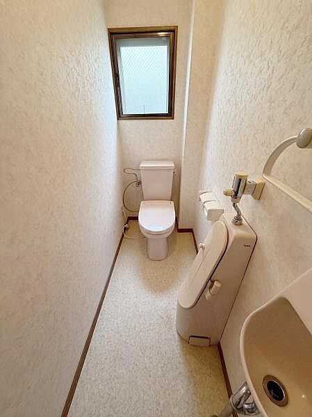 【一部AIモノ消し済み・実際の室内状況優先】明るい採光があるトイレです。シンプルなデザインで清潔感があります。手洗いスペースも備わっています。使いやすい空間となっています。