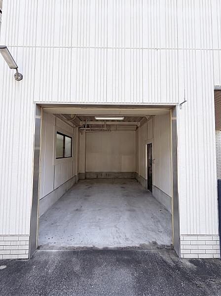 【一部AIモノ消し済み・実際の室内状況優先】シャッター付きインナーガレージ。広々とした出入り口で車の出し入れもスムーズに行えます。