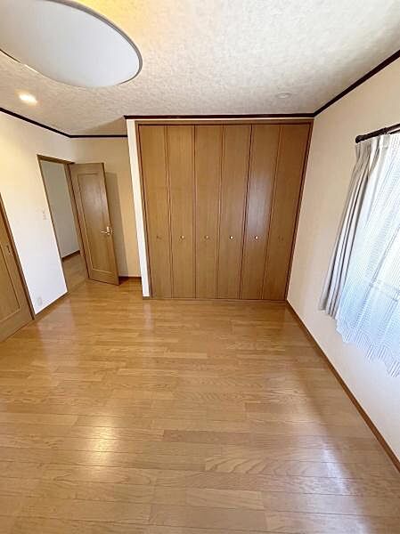 【一部AIモノ消し済み・実際の室内状況優先】大きな窓があり開放感のある空間になっています。床や建具はナチュラルな色調でまとまっています。収納スペースもしっかり確保されています。
