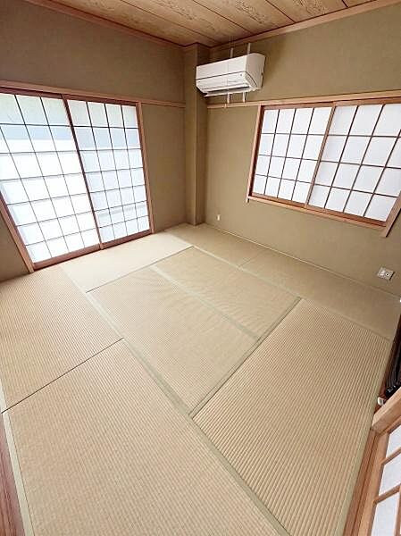 【一部AIモノ消し済み・実際の室内状況優先】和室ならではの落ち着いた雰囲気が特徴です。二面採光で室内が明るく感じられます。畳の空間でリラックスできます。障子が空間を柔らかく仕切ります。