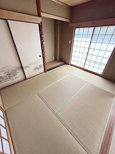【一部AIモノ消し済み・実際の室内状況優先】伝統的な畳敷きが落ち着いた雰囲気を演出しています。