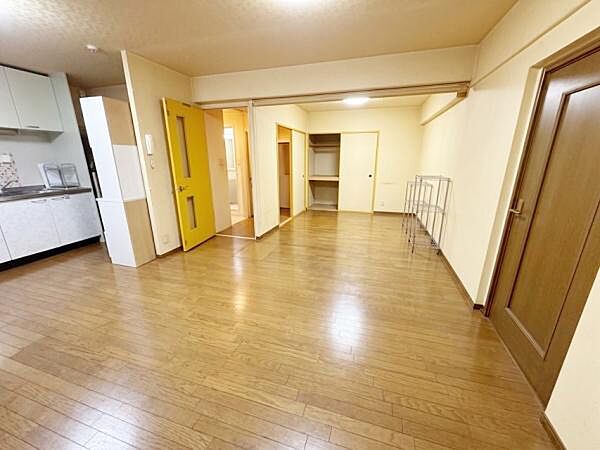 【一部AIモノ消し済み・実際の室内状況優先】室内は木目調のフローリングが落ち着いた印象を与えます。収納スペースがしっかり設けられており使い勝手が良好です。