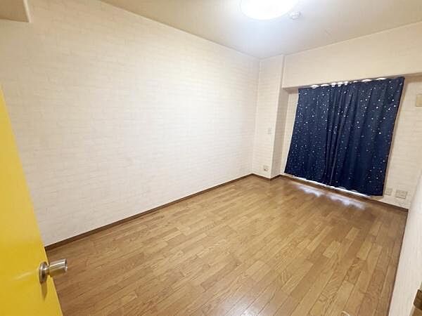 【一部AIモノ消し済み・実際の室内状況優先】落ち着いた雰囲気の洋室です。窓から自然光が入りやすい設計です。清潔感のある空間となっています。