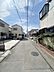 その他：前面道路は車通りが少なく落ち着いた雰囲気です。道幅も確保されており歩行や車の出入りがしやすくなっています。周囲には住宅が並び整った街並みが広がっています。