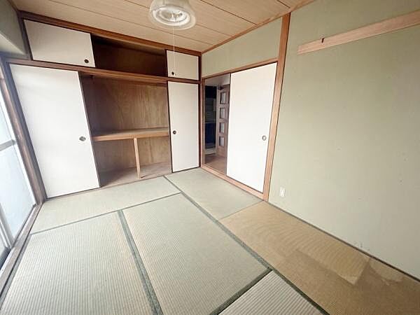 【一部AIモノ消し済み・実際の室内状況優先】シンプル和の落ち着きが漂う和室です。収納スペースが充実しておりすっきりとした空間が保てます。大きな窓から自然光が入りやすい設計となっています。